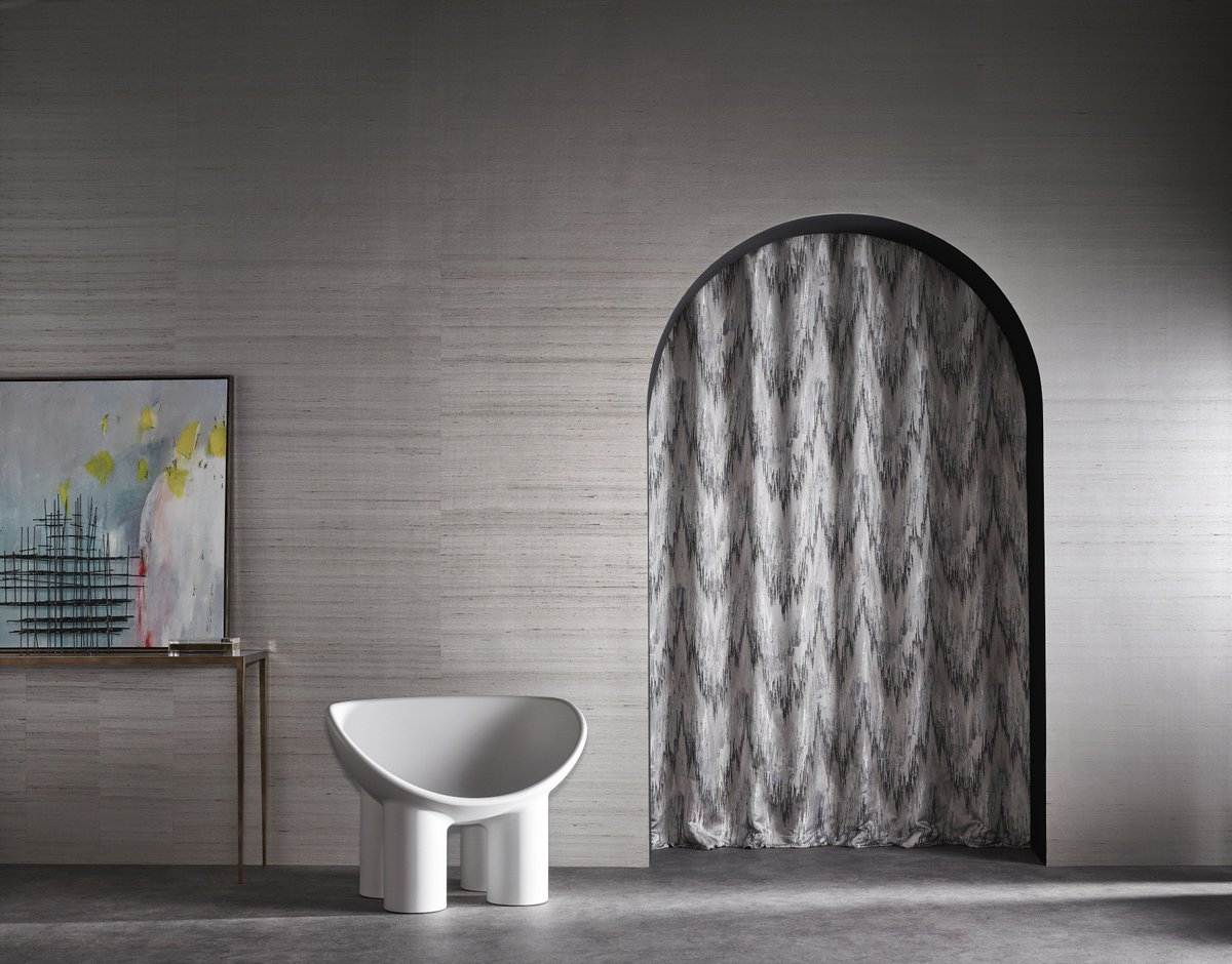 In its purest form, Cazenove displays the raw, textural elements of this plain silk wallcovering complete with a natural shimmer. Click the link  to view the rest of the collection. zinctextile.com/collections/ca…
#wallcovering #wallpaper #interiors #interiordesign #theromogroup