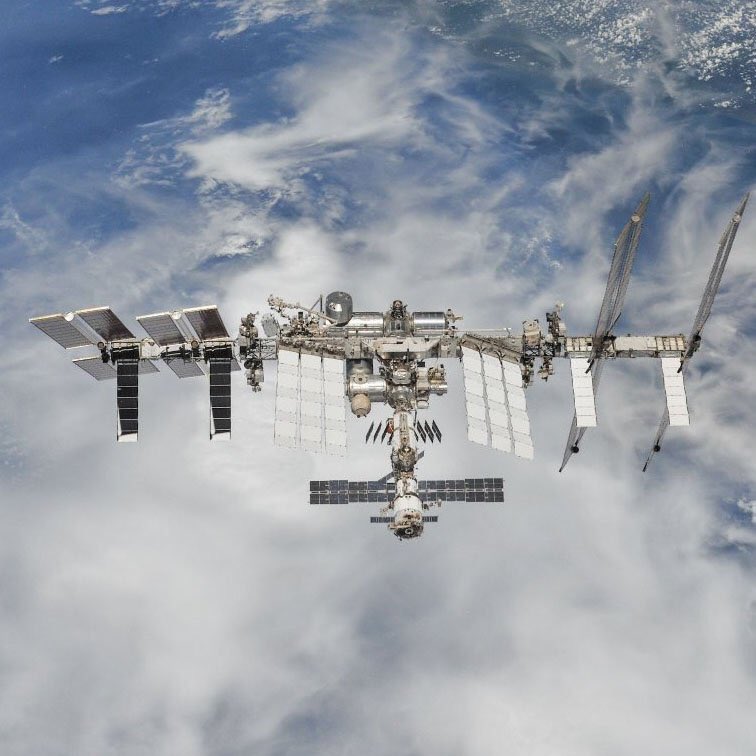 BigelowSpace's tweet photo. Bigelow Space Operations has made significant deposits for the ability to fly up to 16 people to the International Space Station on 4 dedicated @SpaceX flights. Photo credit: @NASA https://t.co/MPCo6T8SHy
