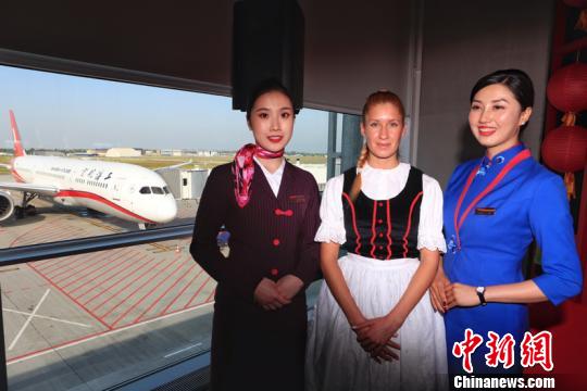 中國新聞社no Twitter 当地时间6月7日晨 上海航空fm869航班平稳降落在匈牙利首都布达佩斯的李斯特 费伦茨国际机场 上海 布达佩斯航班成功首航 这也是目前唯一一条中匈两国直飞航线 飞行时间约10小时30分钟 T Co Ur1ug4quw7 T Co Oqzv5fu4qx 中國新聞社no Twitter 当地时间6月7日晨 上海航空fm869航班平稳降落在匈牙利首都布达佩斯的李斯特 费伦茨国际机场 上海 布达佩斯航班成功首航 这也是目前唯一一条中匈两国直飞航线 飞行时间约10小时30分钟 T Co Ur1ug4quw7 T Co Oqzv5fu4qx