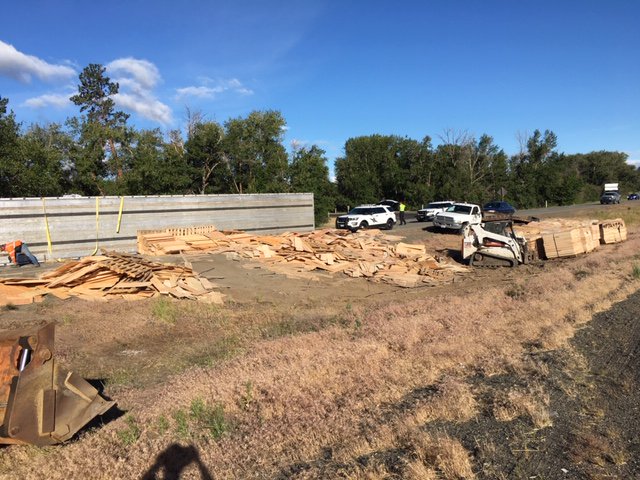 wspd6pio's tweet photo. .@WSDOT_East travelers! A single semi rollover collision with debris blocking both eastbound lanes of I-90 near the 106 on-ramp near Ellensburg. Expect delays. No injuries and cleanup crews are trying to remove the truck and debris. #ALLOWEXTRATIME- Tpr. Weber https://t.co/X8IesMUm8H