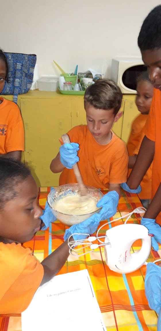 EcoleMathieu's tweet photo. Préparation cake pomme/ pruneaux #recipes #cakes  #school https://t.co/9afGNRxHa7