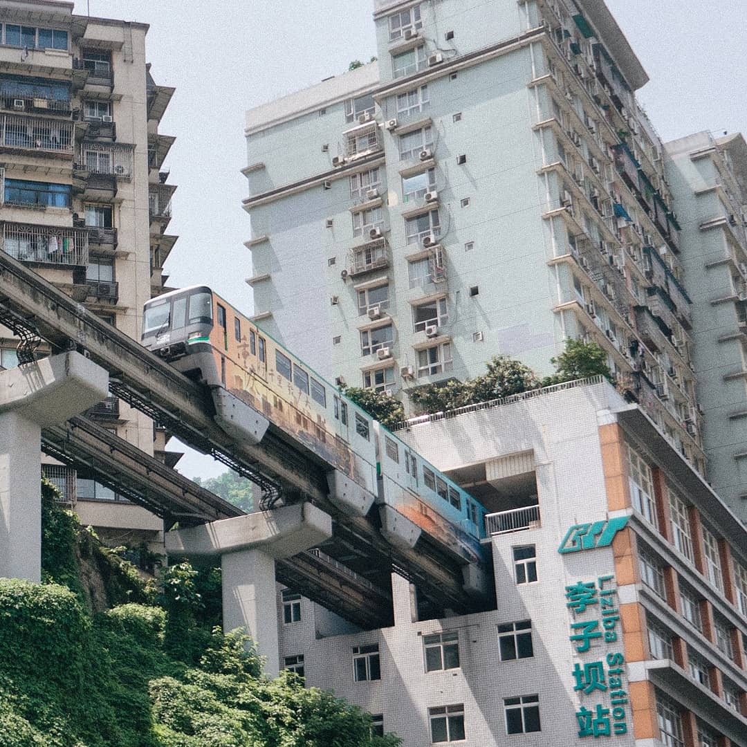 wasthere01's tweet photo. 'รถไฟทะลุตึก 19 ชั้น!' 
นี่คือ Monorail train สถานี Liziba 《李子坝站》ในฉงชิ่ง เมืองที่ถูกเรียกว่า Mountain City ครับ สถานีตั้งอยู่ชั้น 6-8 นอนหลับได้แน่นนอน เพราะสถานีนี้ติดตั้งเครื่องมือกำจัดเสียง  ทำให้ความดังของ รถไฟ เทียบเท่ากับ เครื่องล้างจาน เท่านั้น - มีต่อ+คลิป👇 https://t.co/Kf4GjDrKyC