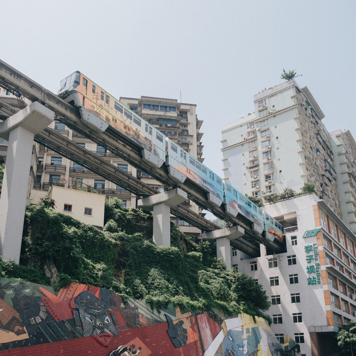 wasthere01's tweet photo. 'รถไฟทะลุตึก 19 ชั้น!' 
นี่คือ Monorail train สถานี Liziba 《李子坝站》ในฉงชิ่ง เมืองที่ถูกเรียกว่า Mountain City ครับ สถานีตั้งอยู่ชั้น 6-8 นอนหลับได้แน่นนอน เพราะสถานีนี้ติดตั้งเครื่องมือกำจัดเสียง  ทำให้ความดังของ รถไฟ เทียบเท่ากับ เครื่องล้างจาน เท่านั้น - มีต่อ+คลิป👇 https://t.co/Kf4GjDrKyC