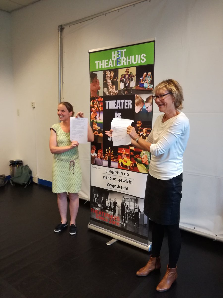 sandra_vat's tweet photo. Goed nieuws, we hebben er weer een JOGG-partner bij in onze strijd tegen overgewicht bij jongeren. Welkom Theaterhuis Drechtsteden! Wethouder @JolandaDeWitte ondertekende vanmiddag de JOGG- samenwerkingsovereenkomst. @JOGGNL #overgewicht #zwijndrecht https://t.co/7LdisCITmK