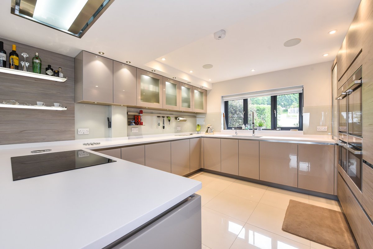 An OUTSTANDING semi detached house which has been completely renovated throughout to an EXTREMELY HIGH standard. The property boasts stunning far-reaching views, open plan living, FOUR bedrooms and SOUTH facing garden. simswilliams.co.uk/property/resid… #highspec #refurbished #property