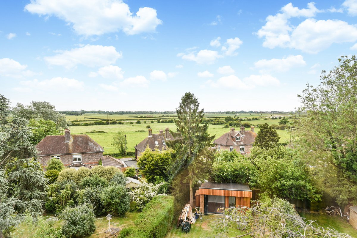 SimsWilliamsEst's tweet photo. An OUTSTANDING semi detached house which has been completely renovated throughout to an EXTREMELY HIGH standard. The property boasts stunning far-reaching views, open plan living, FOUR bedrooms and SOUTH facing garden. https://t.co/o6Tpu6xLWh #highspec #refurbished #property https://t.co/TSr5AxFCZw
