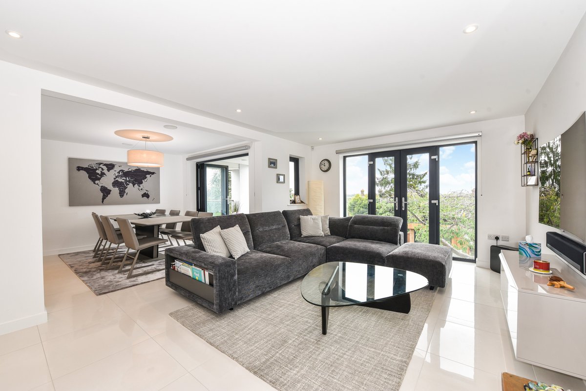 SimsWilliamsEst's tweet photo. An OUTSTANDING semi detached house which has been completely renovated throughout to an EXTREMELY HIGH standard. The property boasts stunning far-reaching views, open plan living, FOUR bedrooms and SOUTH facing garden. https://t.co/o6Tpu6xLWh #highspec #refurbished #property https://t.co/TSr5AxFCZw