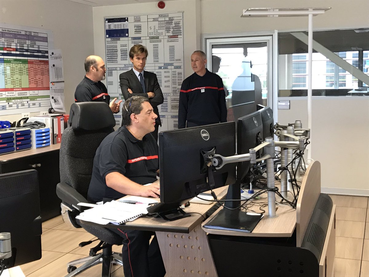 Pompiers03's tweet photo. Visite et présentation cet après-midi de l’Etat-major du SDIS03 et du CTA/CODIS, pour M. Yvan Salin, stagiaire de L’ENA actuellement à la préfecture de l’Allier. #Prefet03 #ENA https://t.co/2ThQbj86bz