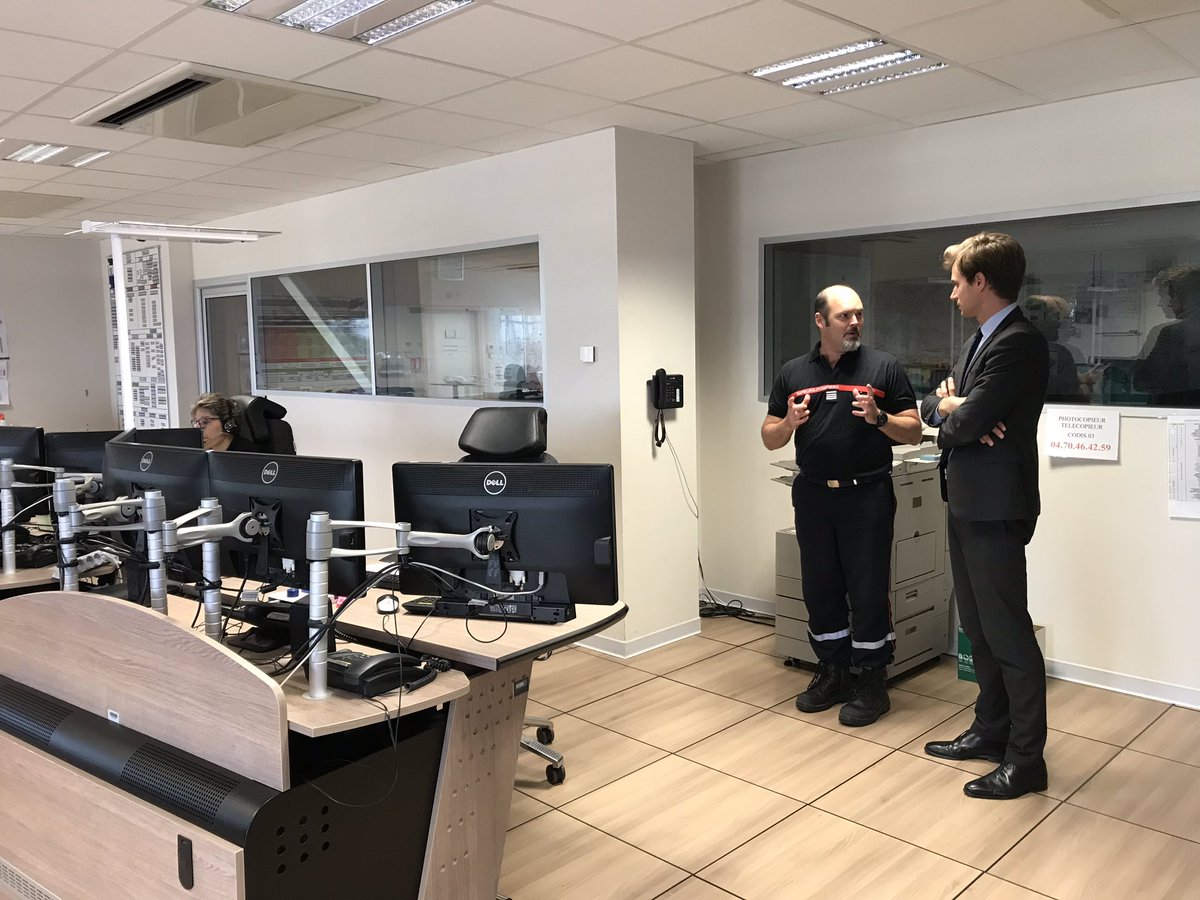 Pompiers03's tweet photo. Visite et présentation cet après-midi de l’Etat-major du SDIS03 et du CTA/CODIS, pour M. Yvan Salin, stagiaire de L’ENA actuellement à la préfecture de l’Allier. #Prefet03 #ENA https://t.co/2ThQbj86bz