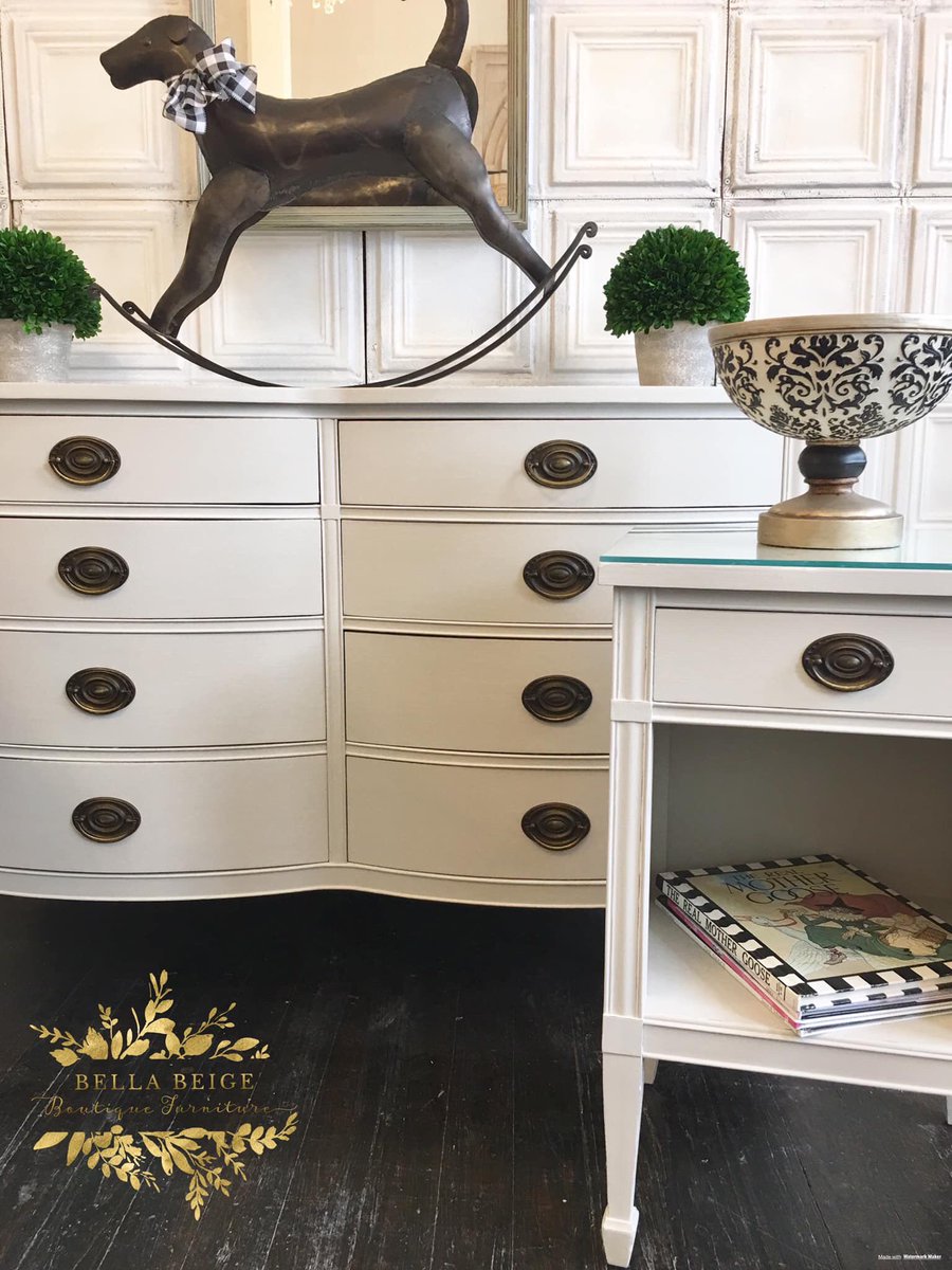 PaintBungalow's tweet image. Sharing this post and beautiful color recipe from a sister stockist  Bella Beige in Indiana... 
We painted this set for our guest in a lovely soft neutral greige made from a custom blend of Chalk Paint® using one part #FrenchLinen, one part #OldOchre, and four parts #PureWhite