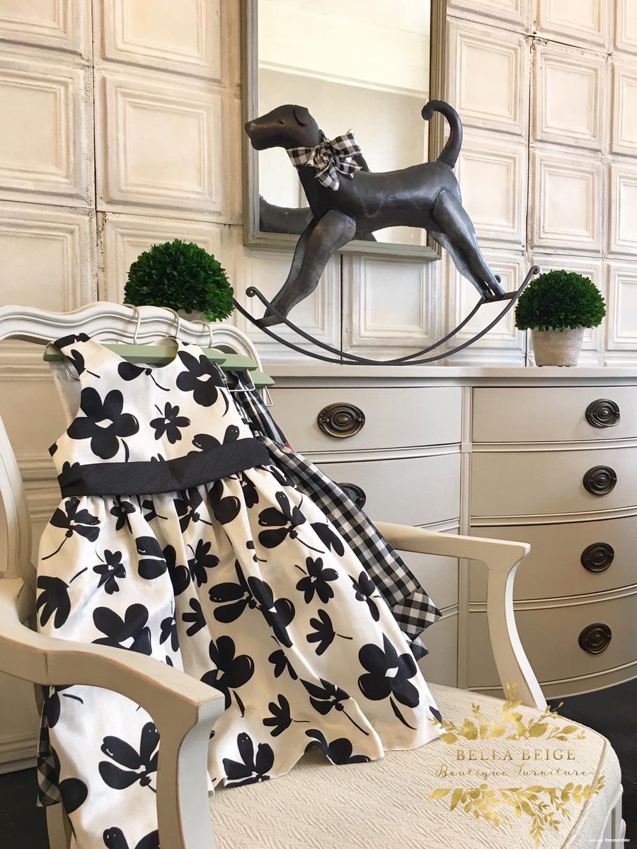 PaintBungalow's tweet image. Sharing this post and beautiful color recipe from a sister stockist  Bella Beige in Indiana... 
We painted this set for our guest in a lovely soft neutral greige made from a custom blend of Chalk Paint® using one part #FrenchLinen, one part #OldOchre, and four parts #PureWhite