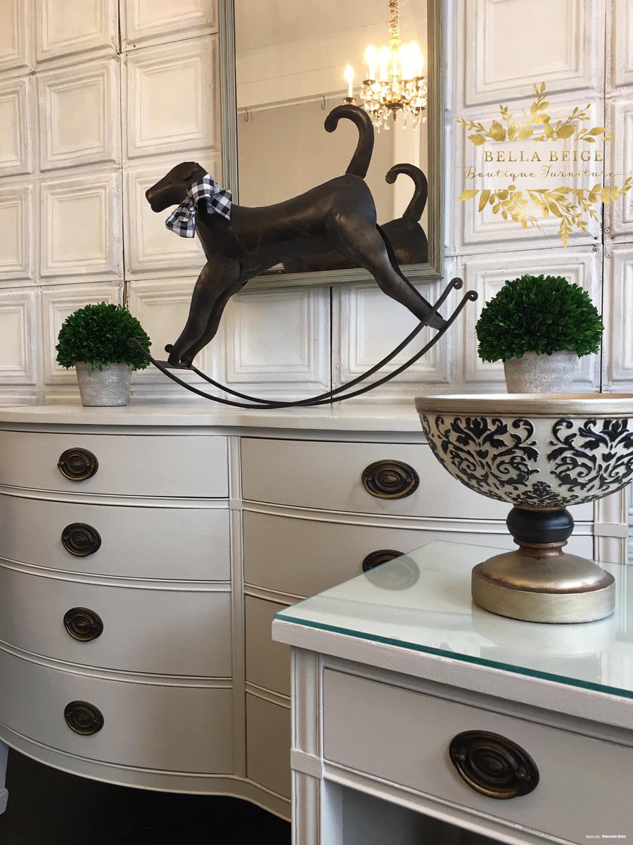 PaintBungalow's tweet image. Sharing this post and beautiful color recipe from a sister stockist  Bella Beige in Indiana... 
We painted this set for our guest in a lovely soft neutral greige made from a custom blend of Chalk Paint® using one part #FrenchLinen, one part #OldOchre, and four parts #PureWhite