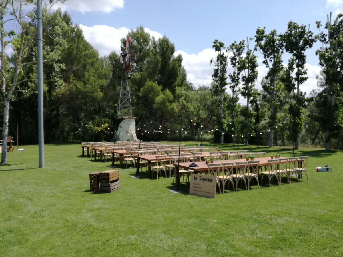 kook_estrategia's tweet photo. Dia de muntatges per la Can Macià Summer Party d'aquesta nit d'@E_gastronomia #canmacia #canmaciaparty https://t.co/BPnFNQAGiD https://t.co/p9o1rfYdj9
