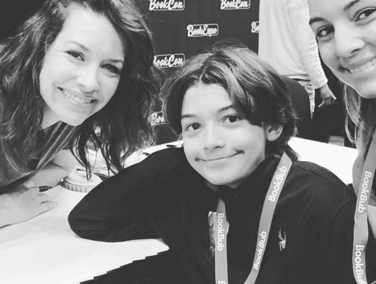 Mudamos_1's tweet photo. 📸 | @squickerwonkers via IG: "Um agradecimento especial a toddos que vieram à minha mesa de autógrafos de livros hoje!! 💋💋💋Vocês estão a tornar os nossos sonhos em realidade! #TheSquickerwonkersForever! @thebookcon" https://t.co/2zjRuu8zvg