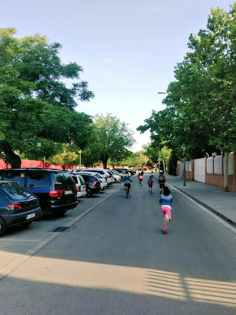 curba_AB's tweet photo. @PoliciaAlbacete @AytoAlbacete @sciab_es @dipualba @pcivilalbacete Éxito total de la restricción al tráfico motorizado en horario de entrada al cole. Los alumnos encantados y los padres muy a gusto de tener el acceso peatonal.
Iniciativa de CEIP Ana Soto (Albacete): "Al Ana Soto a pie y en bici"
#DesplazamientosActivos
🎒👣🚲🛴
#CaminosEscolares https://t.co/rieSPE8VMs