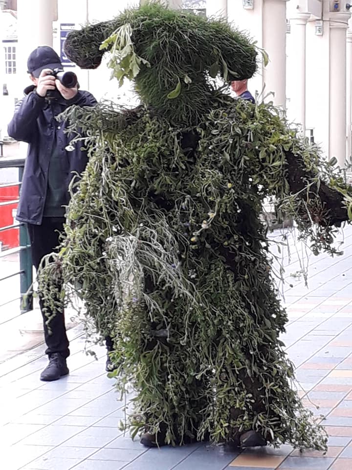 Ajay62blueeyes's tweet photo. A part of eyeview week. Met the Grassman in town #eyeviewTorbay @CreativeTorbay #performance, https://t.co/8XFIQkPLHN