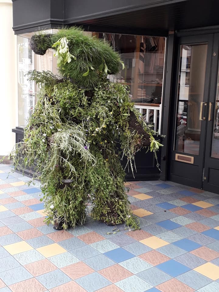 Ajay62blueeyes's tweet photo. A part of eyeview week. Met the Grassman in town #eyeviewTorbay @CreativeTorbay #performance, https://t.co/8XFIQkPLHN