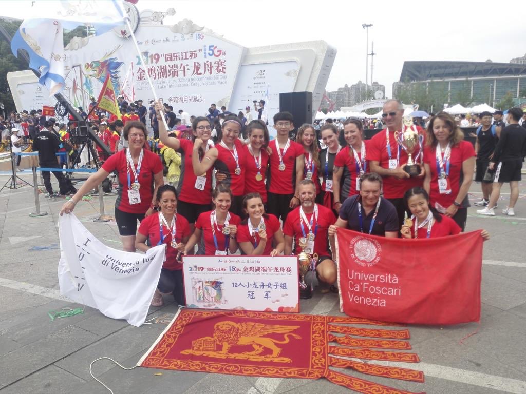 LuigiBrugnaro's tweet photo. Abbiamo vinto il dragon boat a Suzhou con la squadra di @CaFoscari assieme allo @iuav !
Complimenti!!!❤️👏
Presenti la Prof. Tiziana Lippiello, Laura Fincato e l’Assessore @demartinve2015 .
Questa manifestazione rientra nella visita Istituzionale tra @comunevenezia e @SuzhouCity https://t.co/huAqYXhEZN