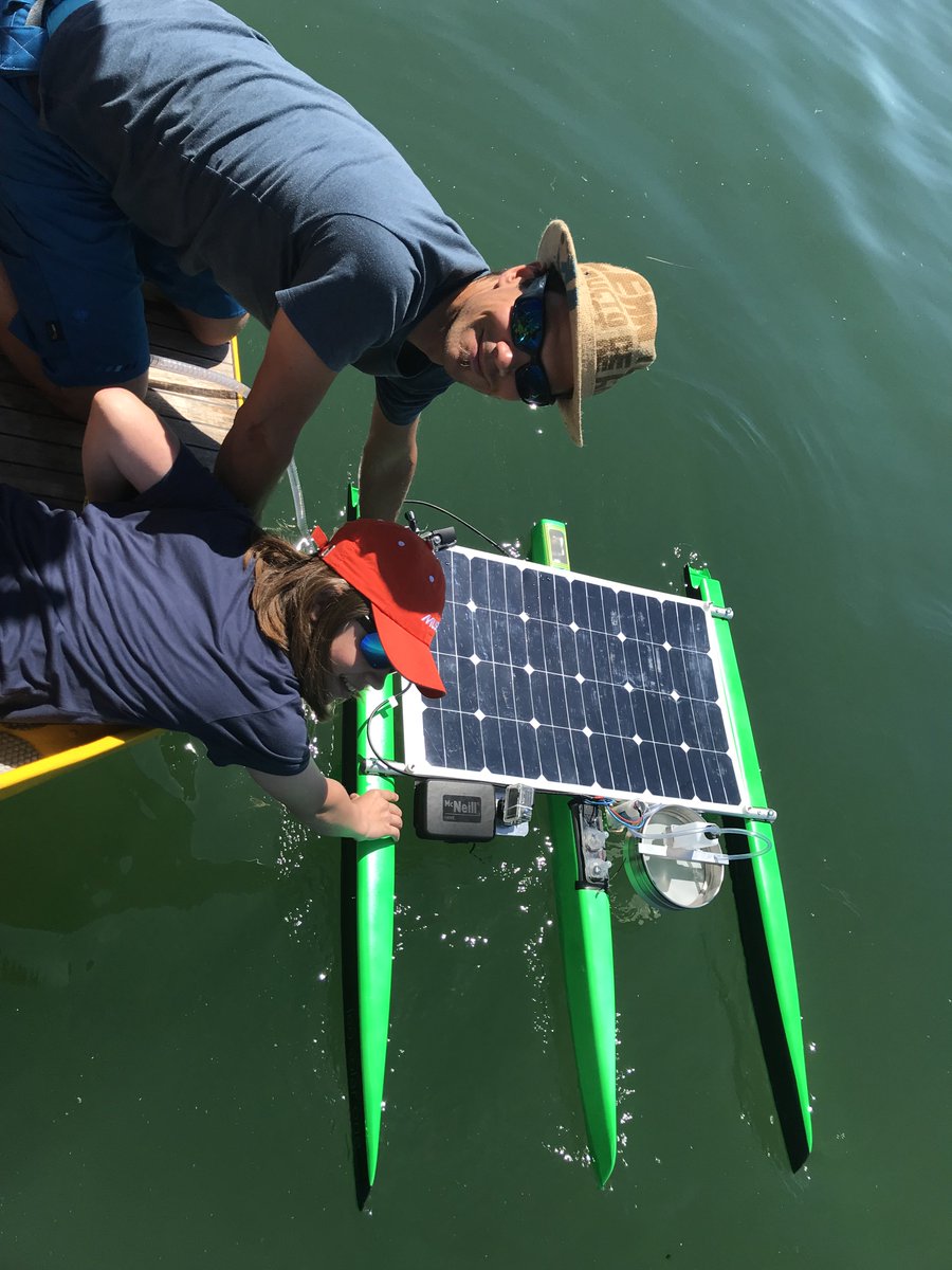 MINT_Zirkel's tweet photo. Tolle Forschungsprojekte sind bei der #ALDEBARAN Marine Research & Broadcast entstanden. Leonard Prall (13) , baute ein Solarboot namens „leo solar one“. Anschließend ließen Leonard und Science Coach Dr. Hannes Imhof, das selbstgebaute #Solarboot zu Wasser.
#Gewässerforschung https://t.co/Y8RdFzOg6S