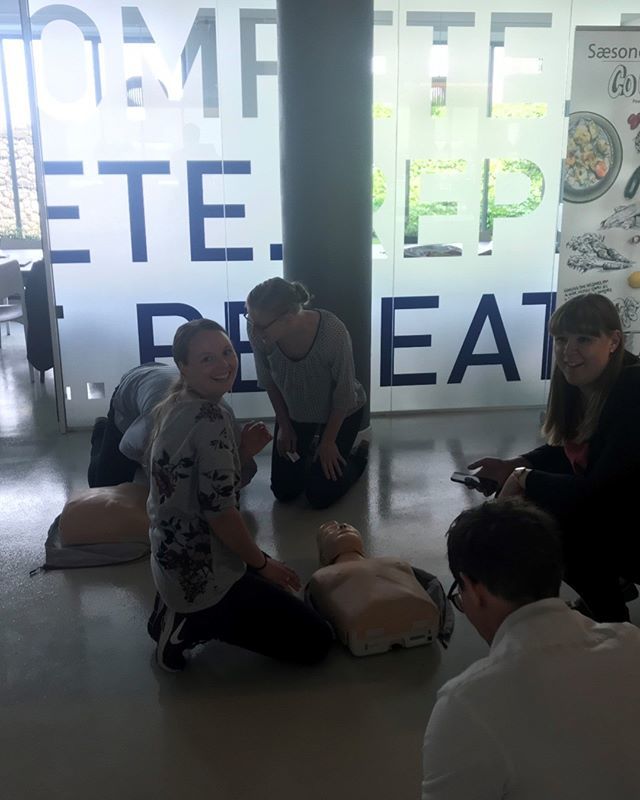 First8DK's tweet photo. Vores instruktør Adal har holdt førstehjælpskursus hos @Danske Commodities A/S. Stemningen ser ud til at have været helt i top👍😀 https://t.co/2pDI1M4wlt https://t.co/ew1zeiuiLD