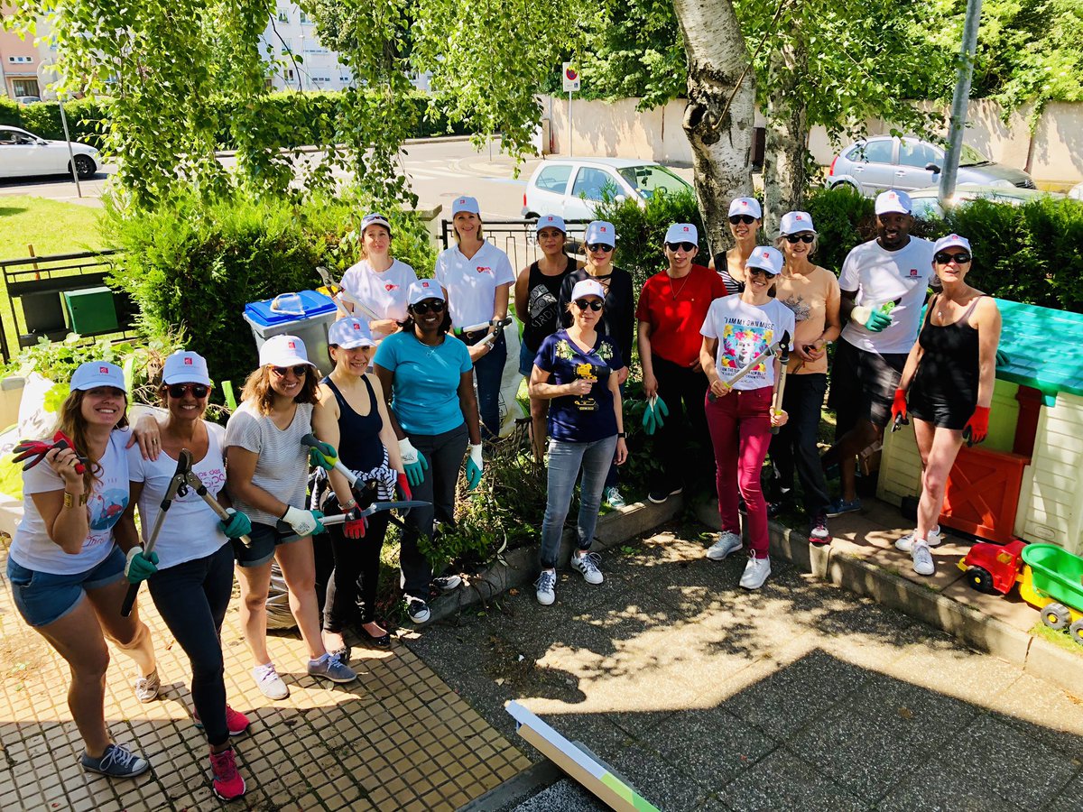 CaissEpargneGEE's tweet photo. Les collaborateurs de la @CaissEpargneGEE se mobilisent pour la semaine de la #solidarité
Mission du jour : embellissement des extĂ©rieurs de la maison Saint-Odile Ă #Lingolsheim pour lâaccueil des familles
#VousEtreUtile #EngagementSocietal https://t.co/1fqBebKQCn