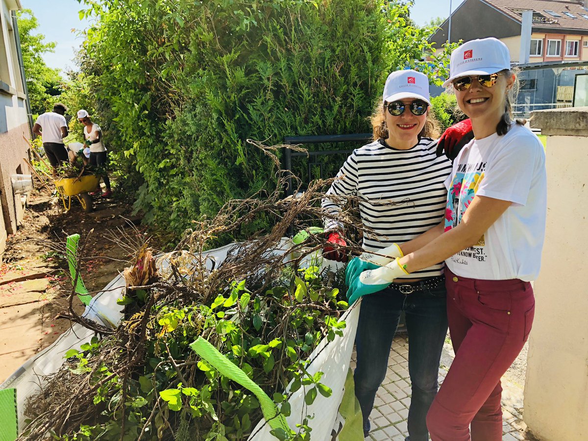 CaissEpargneGEE's tweet photo. Les collaborateurs de la @CaissEpargneGEE se mobilisent pour la semaine de la #solidarité
Mission du jour : embellissement des extĂ©rieurs de la maison Saint-Odile Ă #Lingolsheim pour lâaccueil des familles
#VousEtreUtile #EngagementSocietal https://t.co/1fqBebKQCn