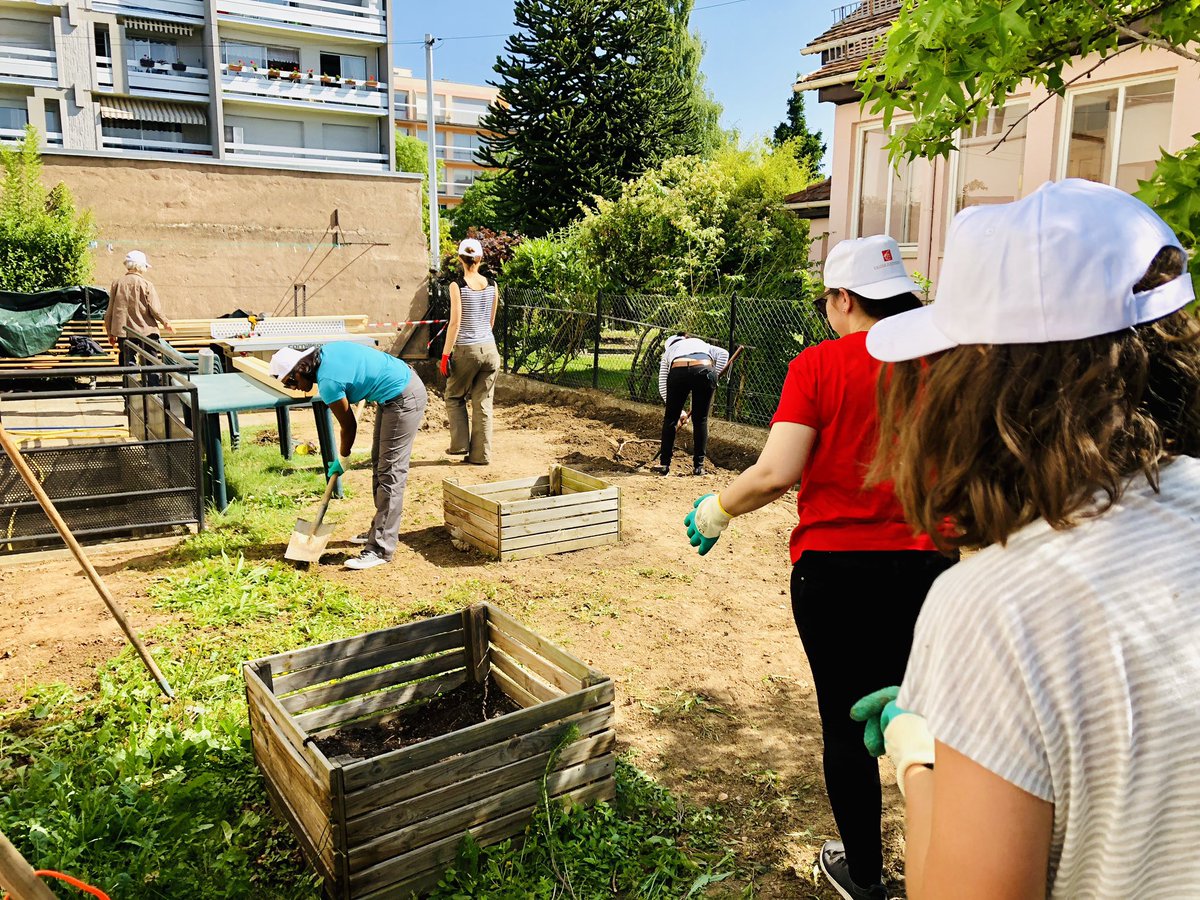 CaissEpargneGEE's tweet photo. Les collaborateurs de la @CaissEpargneGEE se mobilisent pour la semaine de la #solidarité
Mission du jour : embellissement des extĂ©rieurs de la maison Saint-Odile Ă #Lingolsheim pour lâaccueil des familles
#VousEtreUtile #EngagementSocietal https://t.co/1fqBebKQCn