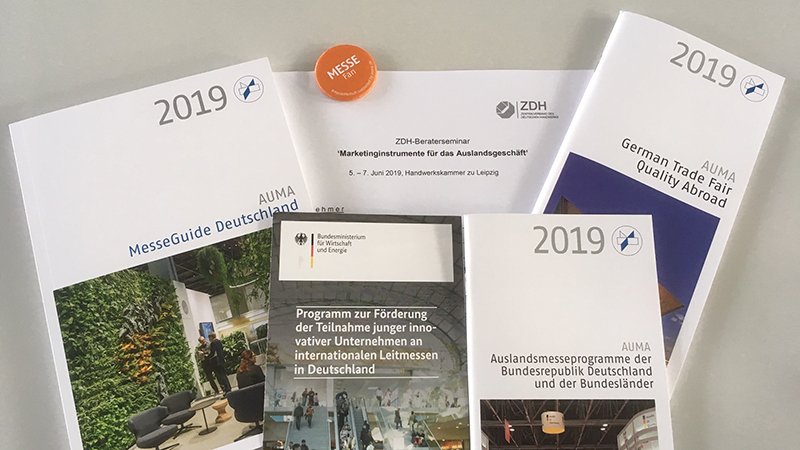 AUMAeV's tweet photo. AUMA-Kollegin Sylvia Kanitz ist heute bei der @hwkleipzig bei einer Veranstaltung des @ZDH_news. Sie sprach über Fördermöglichkeiten und Nutzen von #Messebeteiligungen beim Marketing im Ausland. Hier Publikationen lesen: https://t.co/xi67ln4g5F #MesseErfolg #MesseMensch #MesseFan https://t.co/ToEfs4VyYa