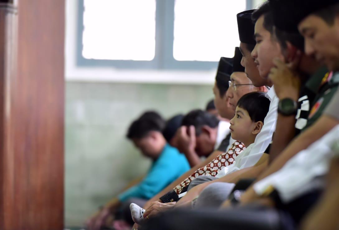 Jumatan di Masjid Syuhada, masjid bersejarah di Kotabaru, Yogyakarta, hari ini bersama Jan Ethes, Gibran, dan Kaesang. 

Dari Masjid Syuhada, kami kembali naik andong untuk pulang ke Gedung Agung.