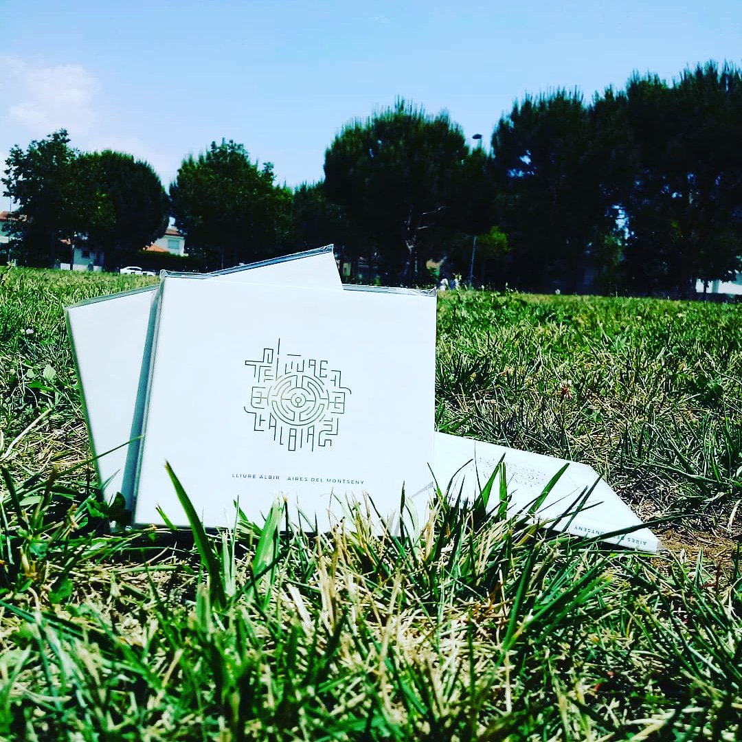 Ja el tenim a les mans!! Per fi!! Ja podeu tenir el disc físicament! Només ens ho heu de dir! #airesdelmontseny #noudisc #NewAlbum <a href="/ateneualianca/">Ateneu l'Aliança</a> <a href="/enderrock/">Enderrock</a> <a href="/cerclefolk/">Cercle Folk</a>