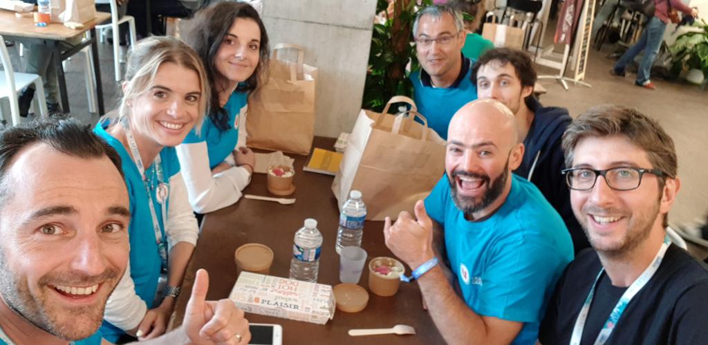 kro_p's tweet photo. Le @web2day c'est aussi ça : des food trucks, des hot dogs et une bonne ambiance ! Team @U_GIE_IRIS 👍🏻😊 + @Nicolas_Coupe du @leworklab https://t.co/fHpb2qpA2y