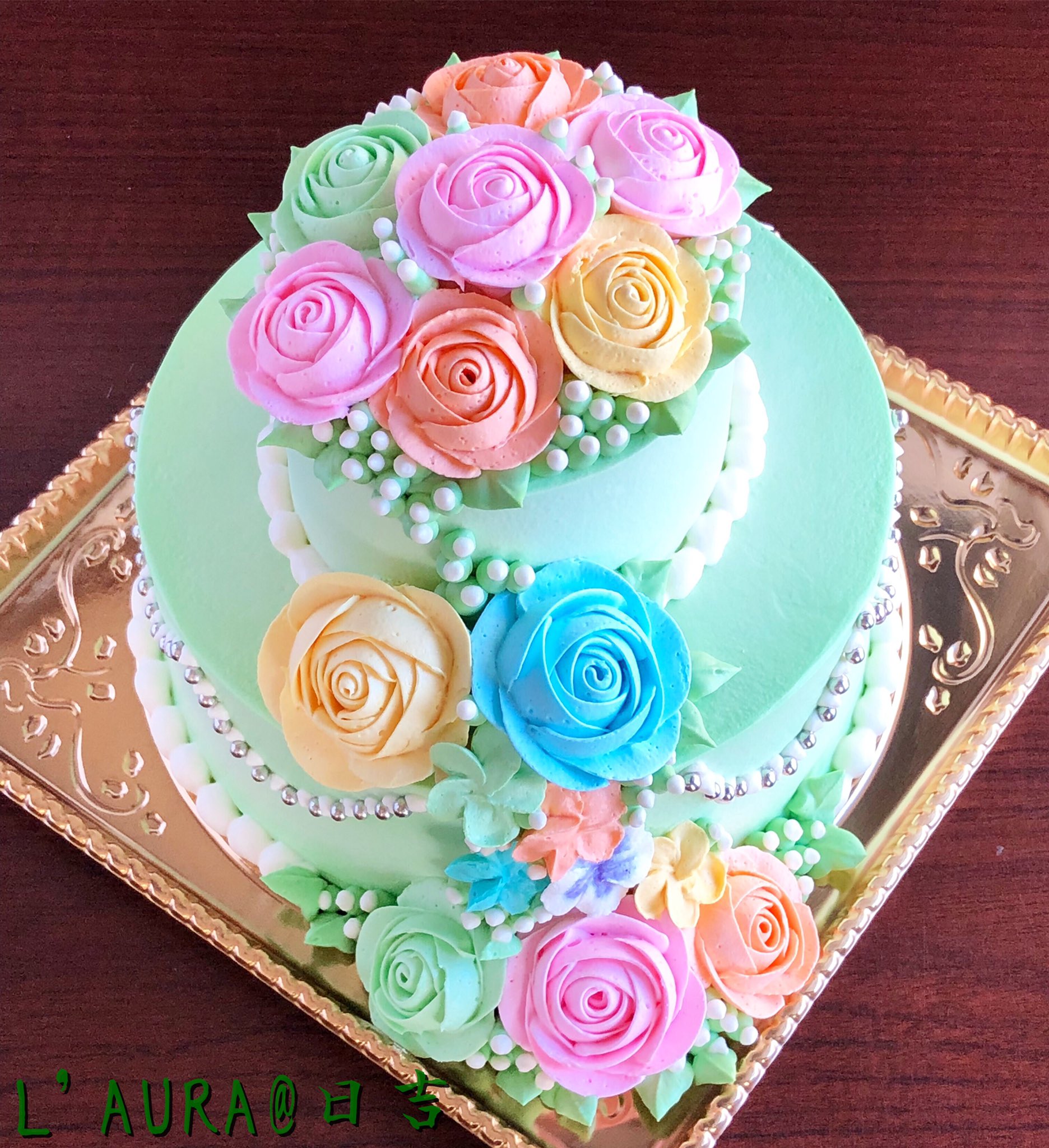 横浜ヴィーガンスイーツ L Aura ローラ 薄緑ナッペ こぼれ花の2段ケーキ 薄緑色の上品な雰囲気を壊さぬよう 側面絞りはシンプルに抑えよう と思ったまでは良かった 華やかさは キラキラで添えましょう と アラザン貼ることにしたら 想像