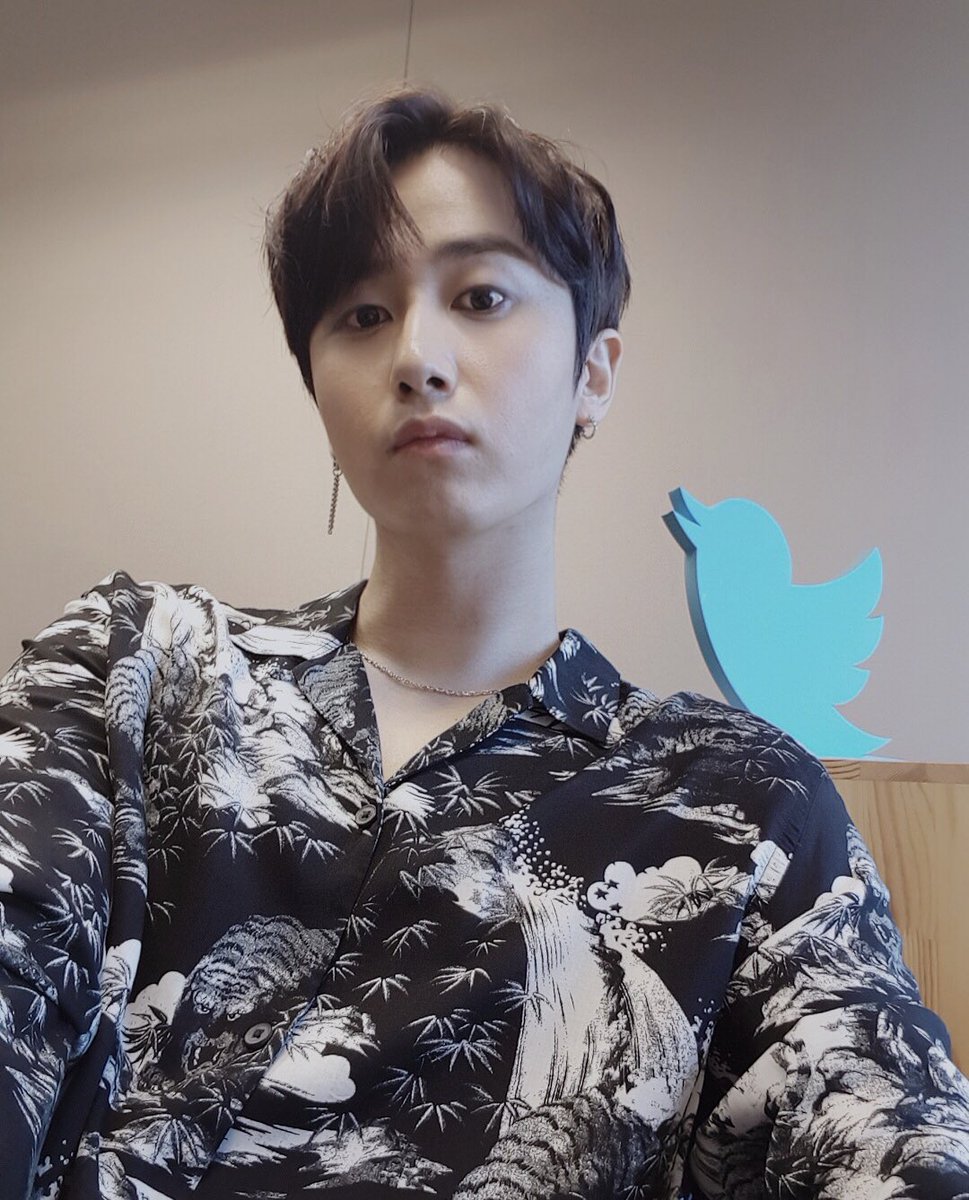 [#허영생] #TwitterBlueroom LIVE Behind Photo

트위터 블루룸 라이브를 통해 소통할 수 있어서 즐거운 시간이었어요!😇
드디어 공개된 MOMENT에 많은 사랑 부탁드립니다🤗

#HEOYOUNGSAENG #MOMENT #KQ