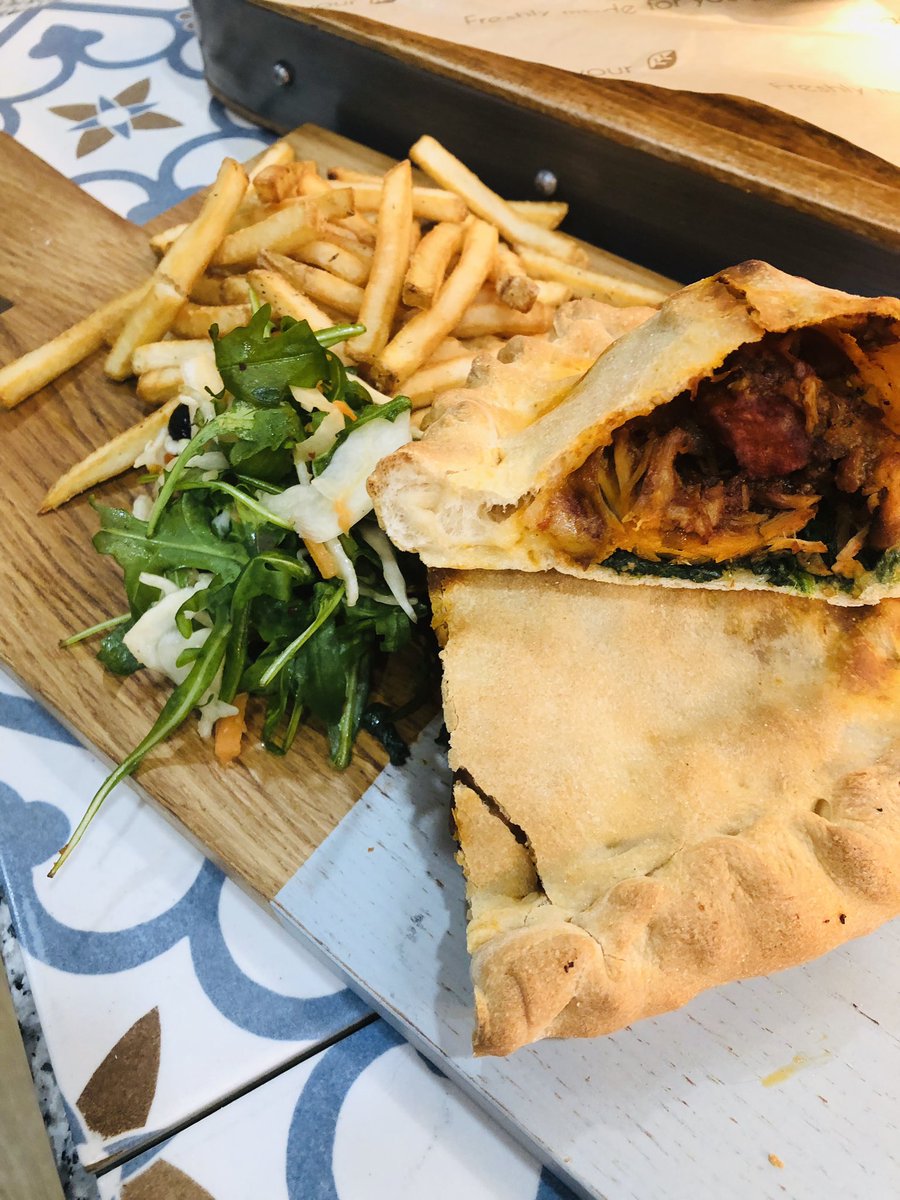 Exchanges_Food's tweet image. Homemade chicken and chorizo calzone with Italian salad #italianfood