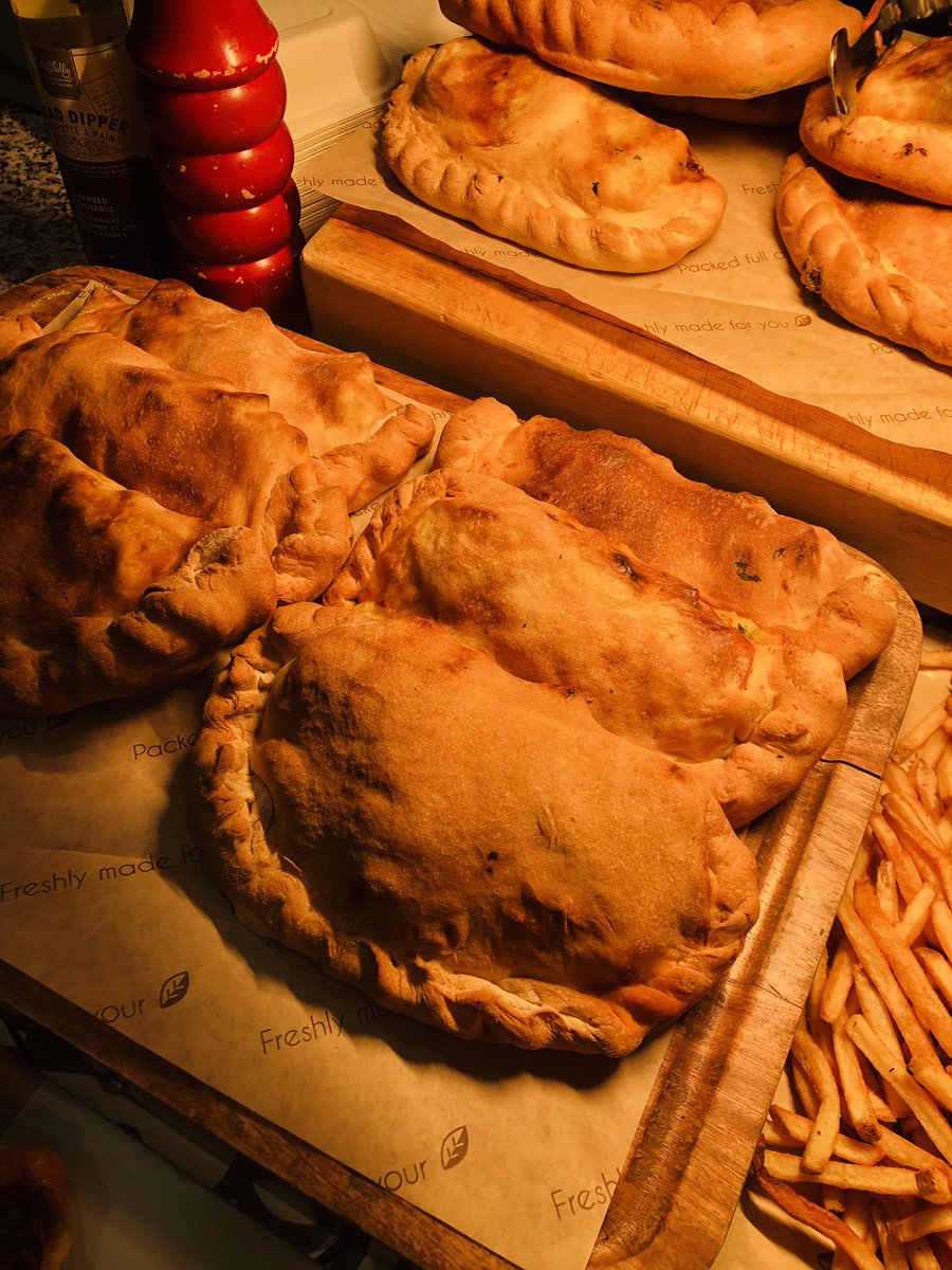 Exchanges_Food's tweet image. Homemade chicken and chorizo calzone with Italian salad #italianfood