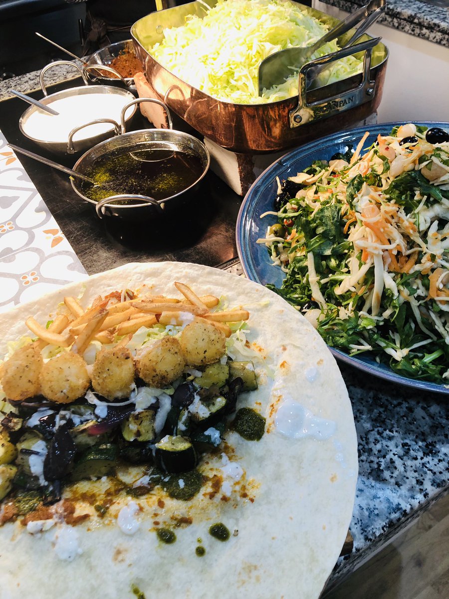 Exchanges_Food's tweet image. Homemade chicken and chorizo calzone with Italian salad #italianfood