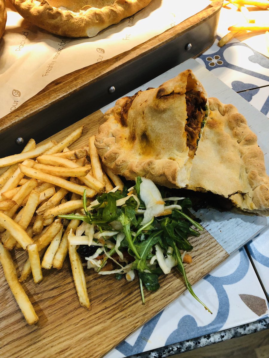 Exchanges_Food's tweet image. Homemade chicken and chorizo calzone with Italian salad #italianfood
