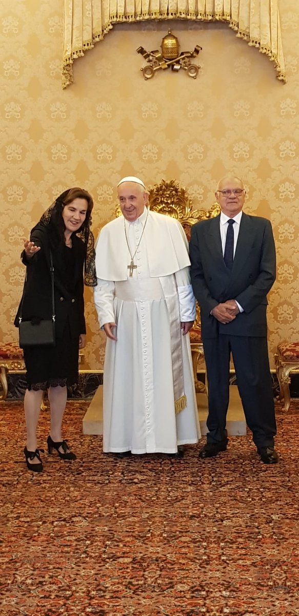 FranceauVatican's tweet photo. L' Ambassadrice de France près le Saint-Siège, Elisabeth Beton Delègue, a remis ce vendredi 7 juin ses lettres de créance à Sa Sainteté le pape François. @francediplo @Elysee @VaticanNews https://t.co/rU1EqbRYBy