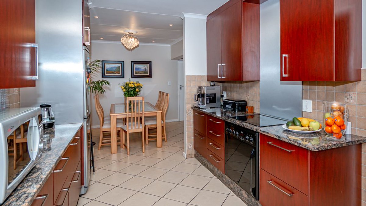 LeadhomeSA's tweet photo. #JustListed! This stunning 4-bed 3-bath home in Randpark Ridge was #JustListed for R2,800,000. Book your viewing & check out more πΈ here: https://t.co/dazLkB4uPO or βοΈ call 010 590 3088. #Leadhome #OneFlatFee #RealEstate https://t.co/HtcE3zxBZW