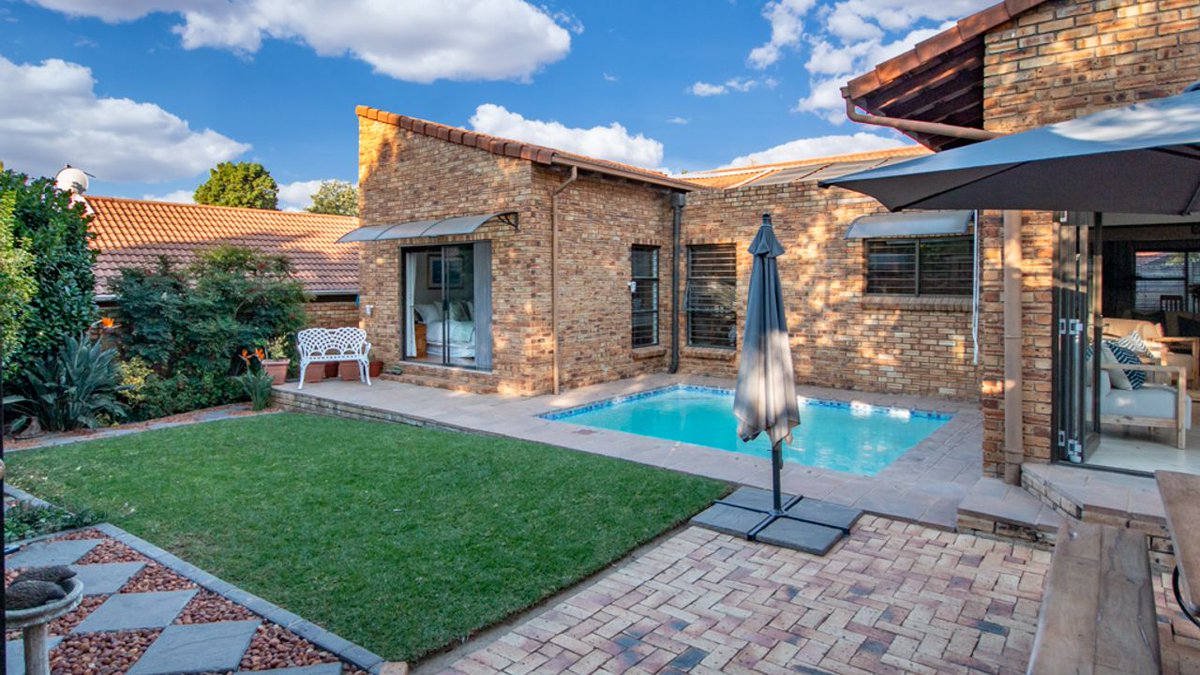 LeadhomeSA's tweet photo. #JustListed! This stunning 4-bed 3-bath home in Randpark Ridge was #JustListed for R2,800,000. Book your viewing & check out more πΈ here: https://t.co/dazLkB4uPO or βοΈ call 010 590 3088. #Leadhome #OneFlatFee #RealEstate https://t.co/HtcE3zxBZW