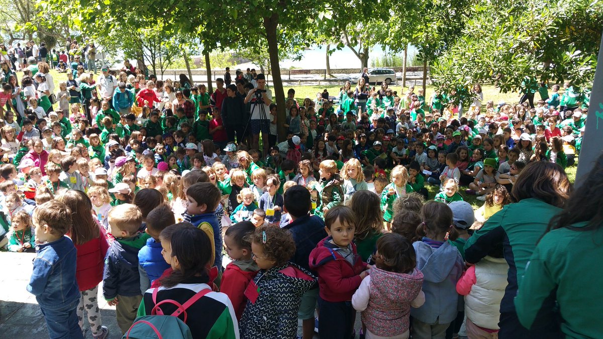 Celebramos el Día de La Poesía en la Península de la Magdalena. Todo el Colegio: alumnado, profesorado y personal auxiliar. 800 personas compartiendo creaciones literarias.