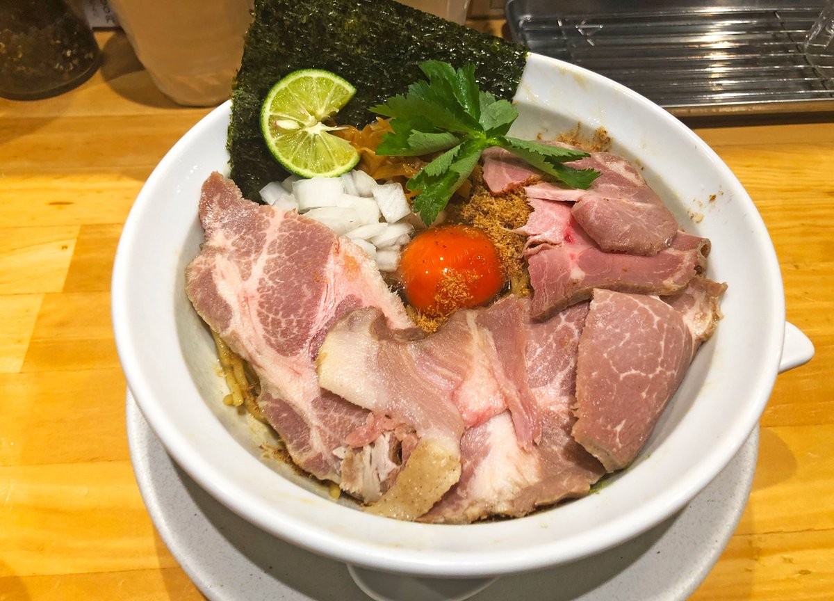 muni_gurume's tweet photo. 【本町製麺所 阿倍野卸売工場 中華そば工房】
@大阪：美章園駅から徒歩3分

プライム豚ロースをふんだんにトッピングした汁なし中華そば(1000円)を食べられるお店。

フランス発祥の低温真空調理で仕上げられたチャーシューはまさに絶品！

お好みで山椒や黒胡椒を振り掛けるとより美味です！ https://t.co/mEnPlHK2gm