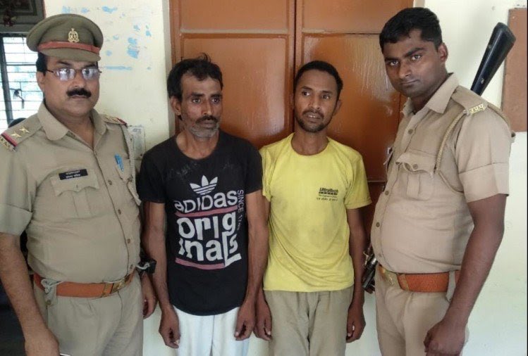 ShefVaidya's tweet photo. These are Aslam and Zahid, the two monsters who murdered the 3 yr old girl in #Aligarh, look at them. Her body was dumped in a sewer and found after 4 days, the post-mortem report says body was in a highly decomposed condition with organs missing. Pic courtesy AmarUjala https://t.co/u4WeaSM3wf