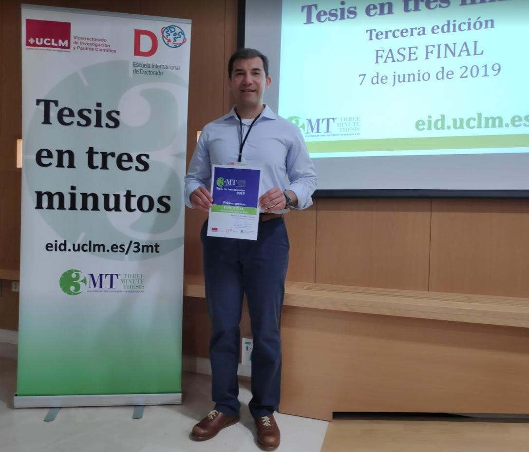 UCLMeid's tweet photo. Primer premio de la Final #3MT 2019 @uclm_es para Rolando Cendón. @UCLMdivulga https://t.co/GFR2Mh8QOy