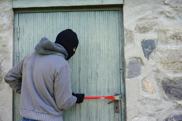 advanced_alarm's tweet photo. 🏘️ 12 ways you can stop your home being a target for burglars:  

"Homes with no security measures are five times more likely to be burgled than those where owners have taken simple security precautions"

🔗 https://t.co/8FvkZvTMl1

#crime #security https://t.co/YnFbLaHzmT