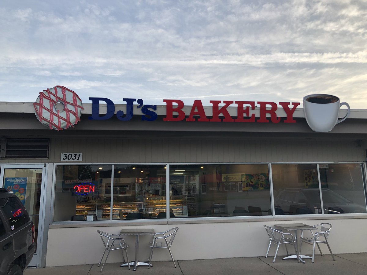 mikevsbeer's tweet photo. It's #NationalDonutDay!!! I woke up this morning as if it were Christmas!! Hope you all have plans to support your local bakeries by buying a dozen or two today!! #donuts #donutlife #donutsnob #donutsunplugged https://t.co/goawk5fH4L