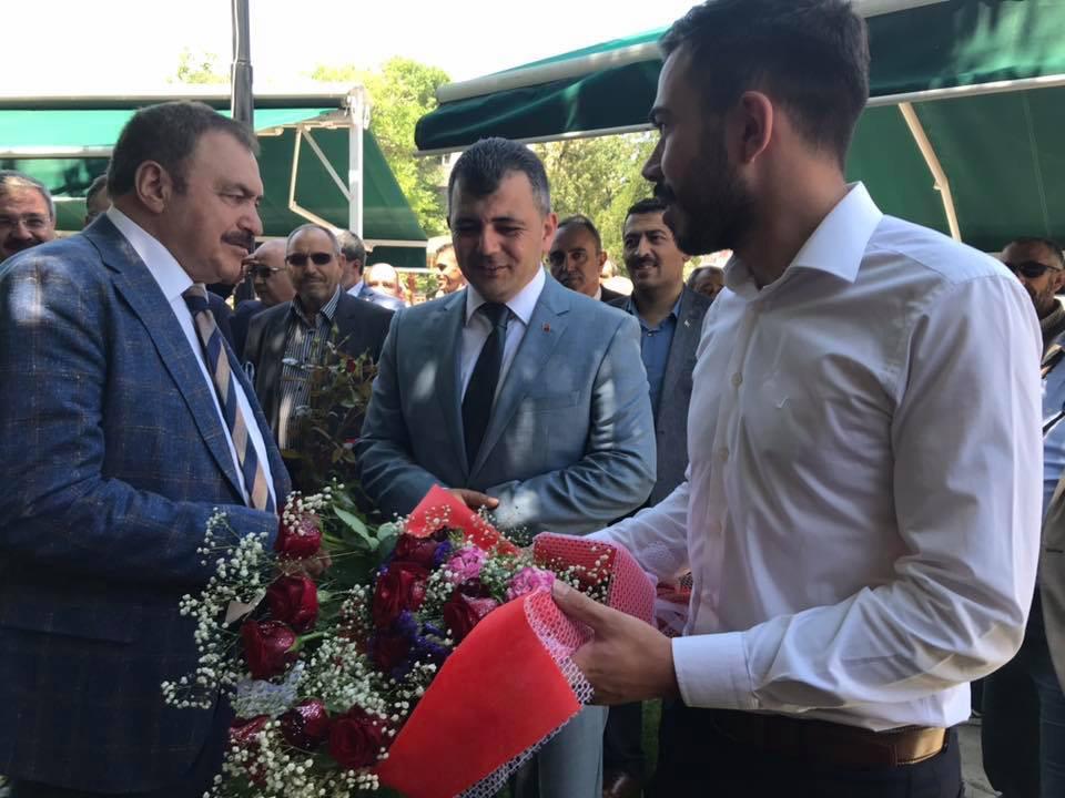 AkgencEmirdag's tweet photo. Milletvekillerimiz, İl başkanımız, Afyonkarahisar Valimiz, Emirdağ Kaymakamımız, İlçe başkanımız, Belediye başkanımız, İlçe Gençlik Kolları başkanımız, Kadın Kolları başkanımız ve birçok değerli vatandaşımızın katılımıyla resmi bayramlaşma törenimizi gerçekleştirdik. https://t.co/m90oeblc0o