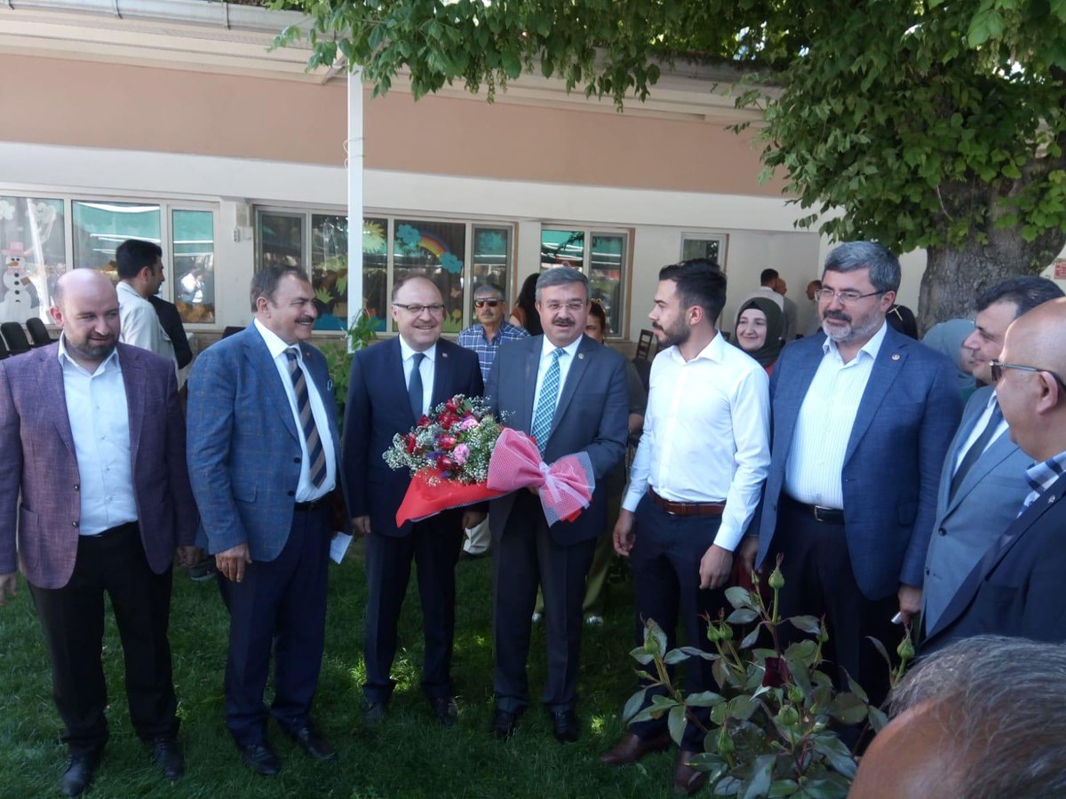 AkgencEmirdag's tweet photo. Milletvekillerimiz, İl başkanımız, Afyonkarahisar Valimiz, Emirdağ Kaymakamımız, İlçe başkanımız, Belediye başkanımız, İlçe Gençlik Kolları başkanımız, Kadın Kolları başkanımız ve birçok değerli vatandaşımızın katılımıyla resmi bayramlaşma törenimizi gerçekleştirdik. https://t.co/m90oeblc0o