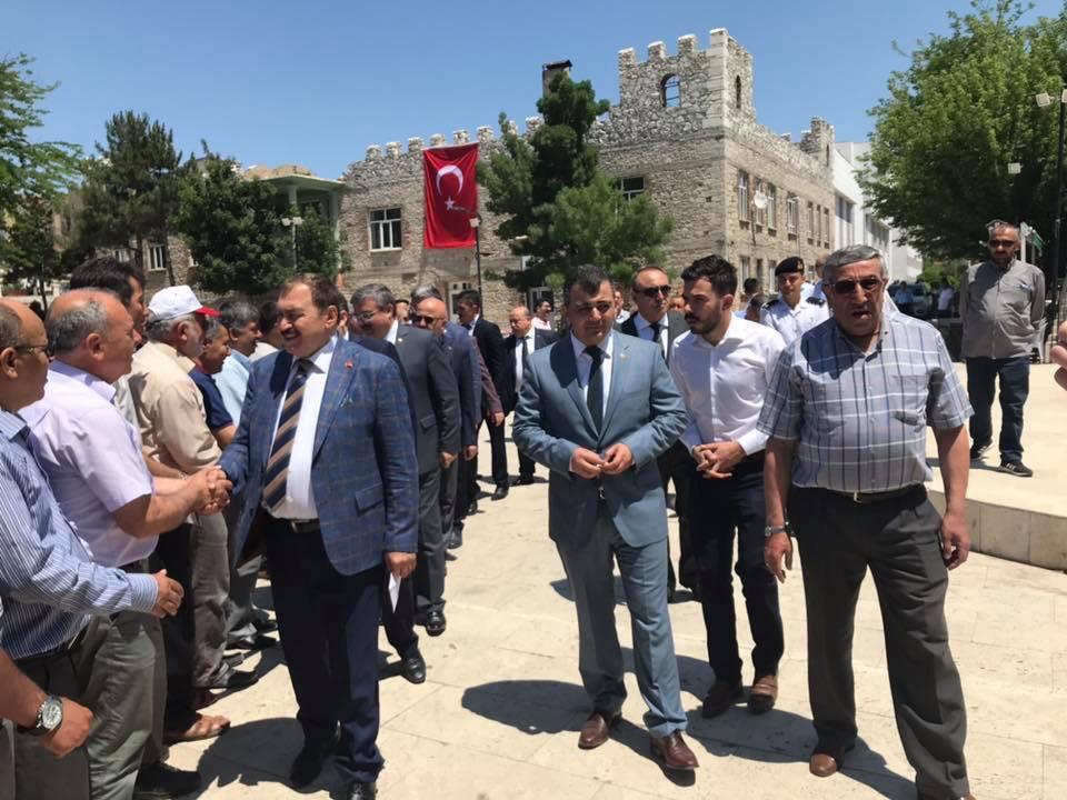 AkgencEmirdag's tweet photo. Milletvekillerimiz, İl başkanımız, Afyonkarahisar Valimiz, Emirdağ Kaymakamımız, İlçe başkanımız, Belediye başkanımız, İlçe Gençlik Kolları başkanımız, Kadın Kolları başkanımız ve birçok değerli vatandaşımızın katılımıyla resmi bayramlaşma törenimizi gerçekleştirdik. https://t.co/m90oeblc0o