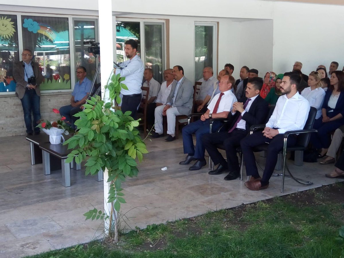 AkgencEmirdag's tweet photo. Milletvekillerimiz, İl başkanımız, Afyonkarahisar Valimiz, Emirdağ Kaymakamımız, İlçe başkanımız, Belediye başkanımız, İlçe Gençlik Kolları başkanımız, Kadın Kolları başkanımız ve birçok değerli vatandaşımızın katılımıyla resmi bayramlaşma törenimizi gerçekleştirdik. https://t.co/m90oeblc0o